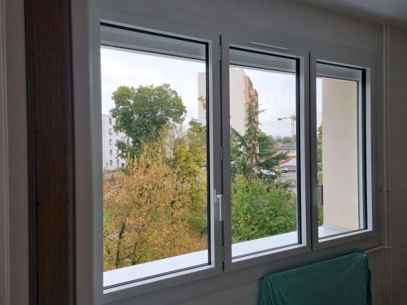 Fourniture et pose de fenêtres aluminium 3 vantaux coloris blanc - 38 Pont-de-Cheruy