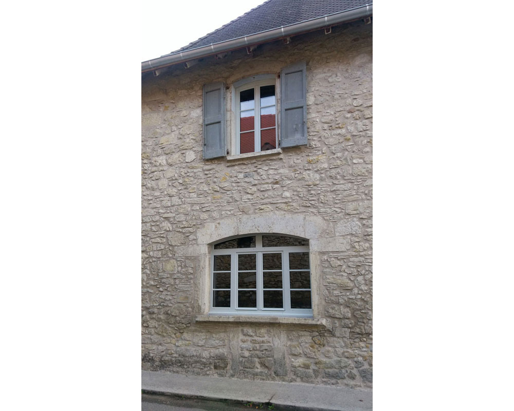 Remplacement des fenêtres en bois dans maison ancienne - 38 Brangues