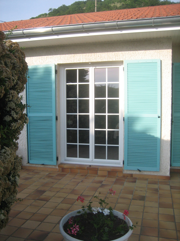 Pose d'une porte fenêtre PVC coloris blanc avec petits bois intégrés - 38 St Tignieu