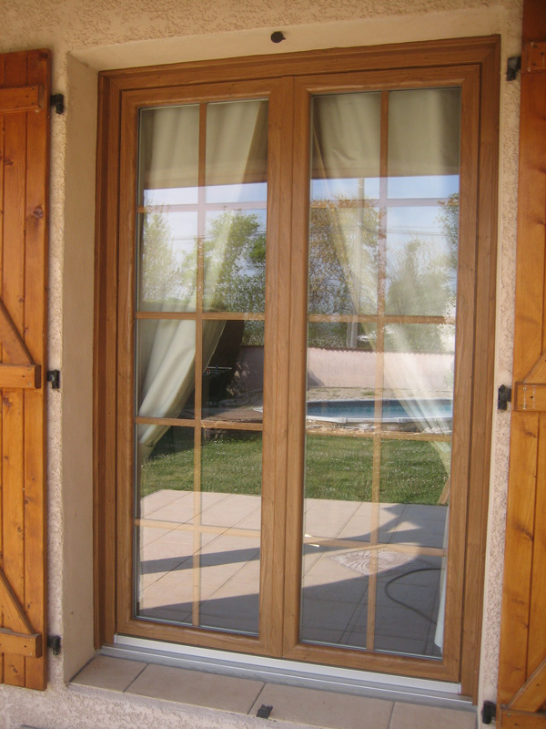 Pose d'une porte fenêtre PVC coloris chêne avec petits bois intégrés - 38 Satolas et Bonce