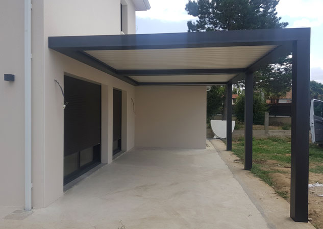Pose d'une pergola bio climatique coloris structure gris et lames blanches - 69 Genas