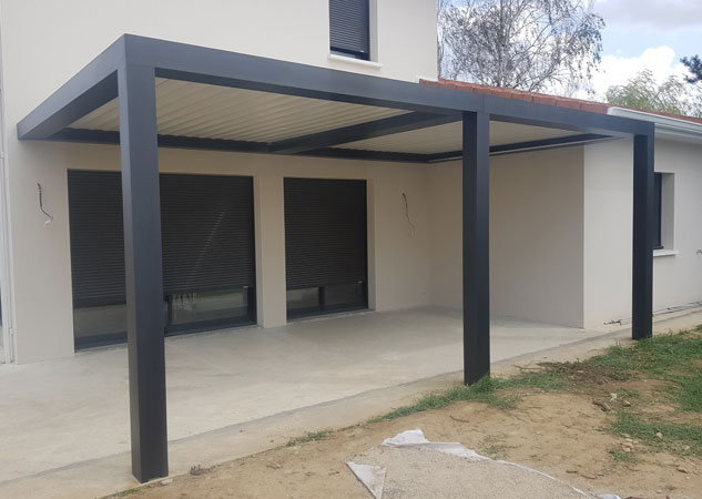 Pose d'une pergola bio climatique coloris structure gris et lames blanches - 69 Genas