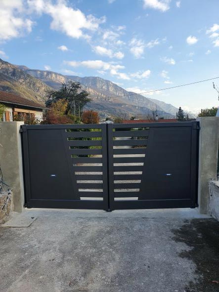 Fourniture et pose d'un portail battant coloris gris - 38 Grenoble