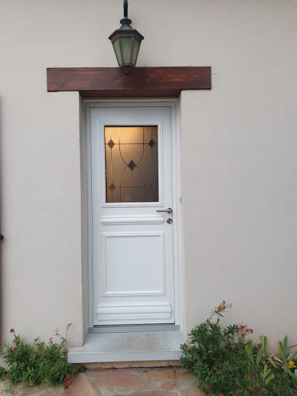 Fourniture et pose d'une porte entrée Alu coloris blanc - 38 Satolas-et-Bonce
