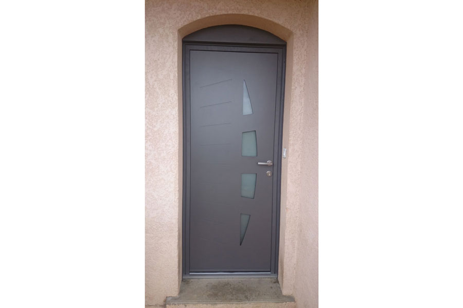 Pose d'une porte d'entrée cintrée en aluminium gris - 38 Ruy
