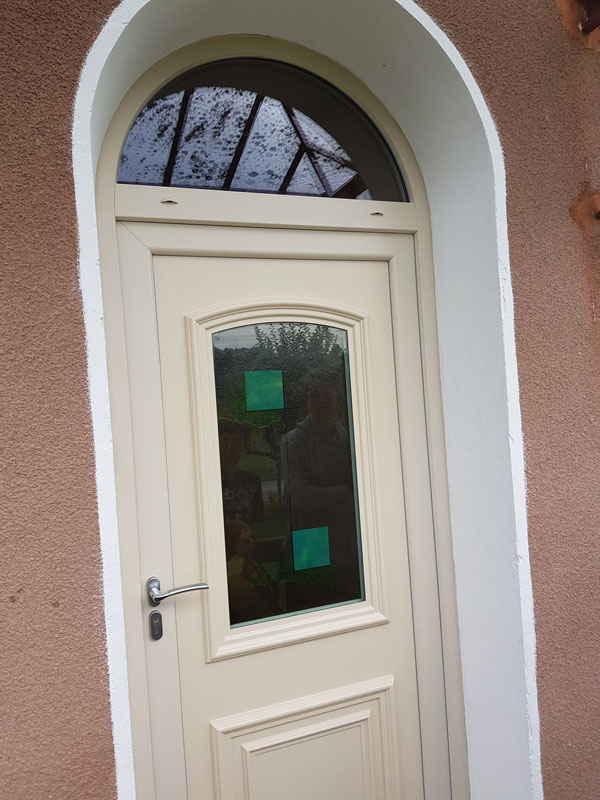 Pose d'une porte d'entrée en PVC avec imposte vitré cintré - 73 Novalaise