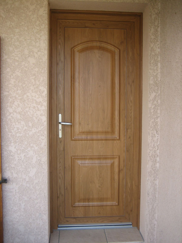 Pose d'une porte d'entree en PVC ton bois (chêne naturel) - 38 Crémieu