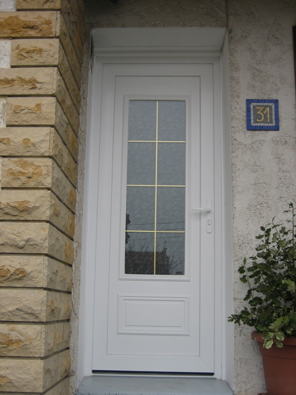 Pose d'une porte en PVC coloris blanc avec petits bois laiton - 38 Charvieu