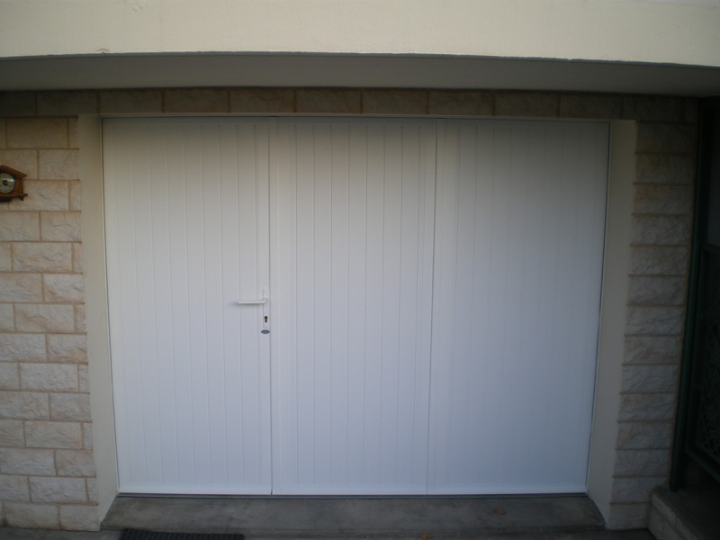 Pose de portes de garage battantes en aluminium coloris blanc - 38 Charvieu