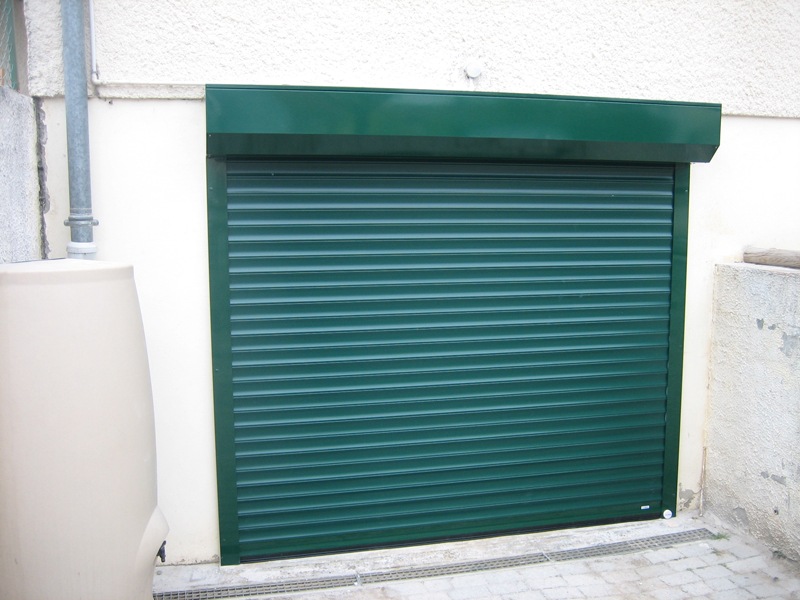 Pose de porte enroulable aluminium coloris vert - 38 Frontonas