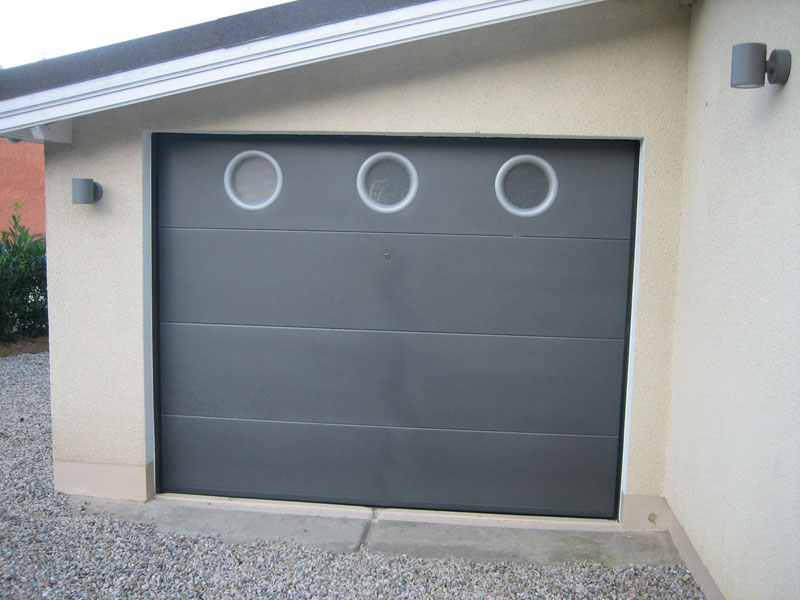 Pose d'une porte de garage sectionnelle avec panneaux acier et hublots ronds  - 69 st cyr au mont d'or