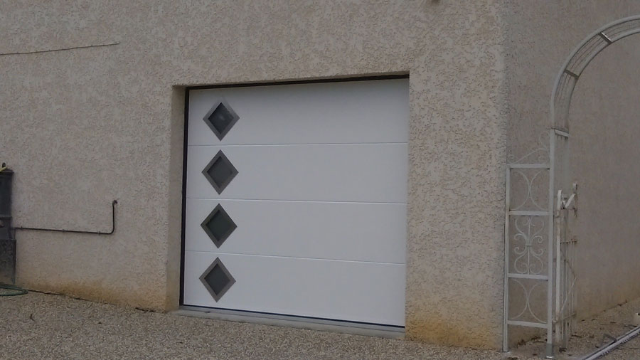 Pose d'une porte de garage sectionnelle motorisée avec panneaux acier coloris blanc - 69 Satolas et Bonce