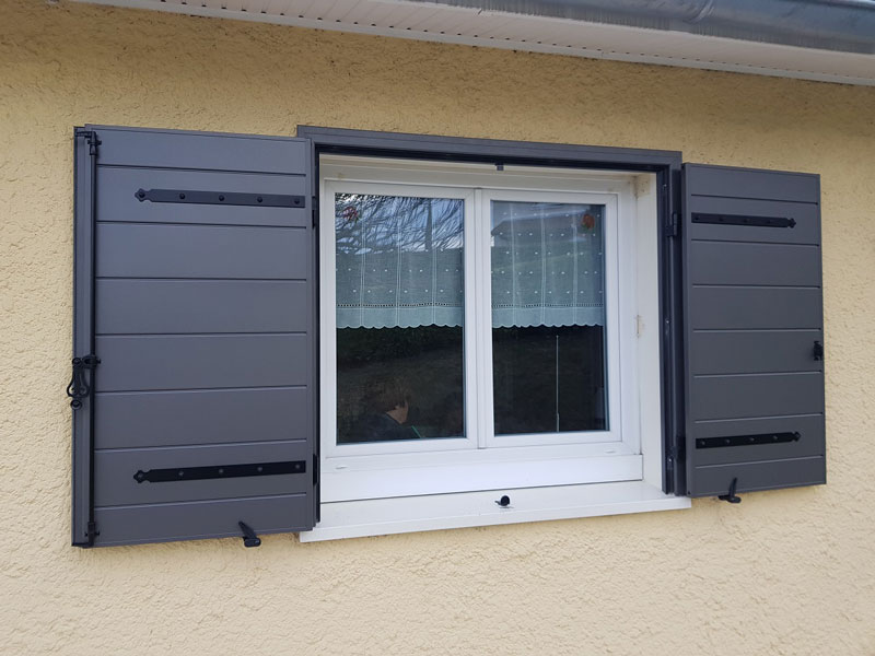 Pose de volets battants aluminium gris posés avec précadre - 38 Janneyrias